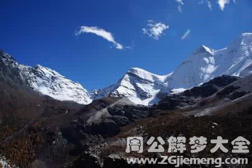 高山上很厚的雪