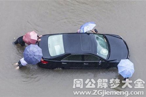 轿车失灵划向河里